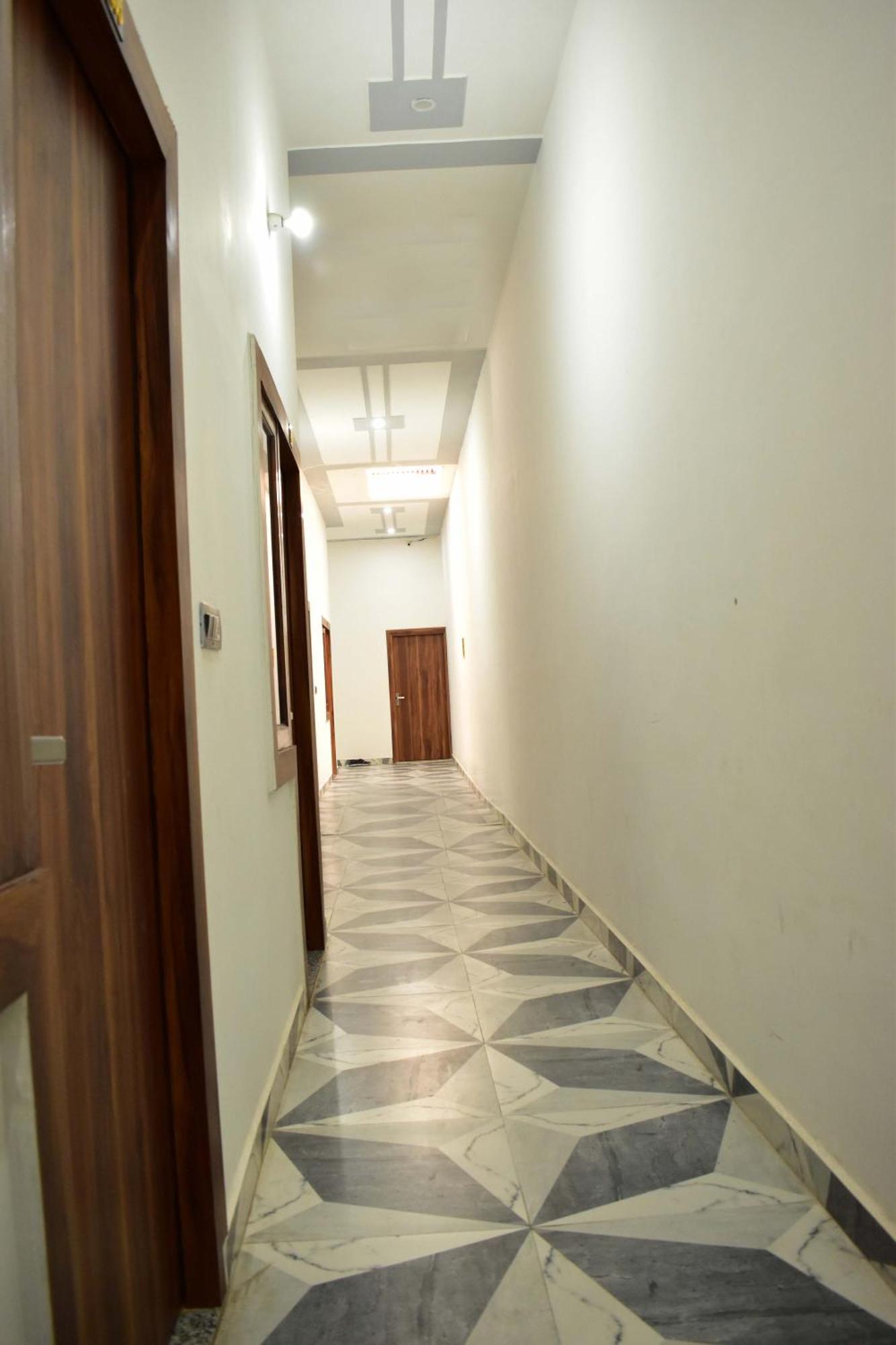 Hotel Rudra Residency Near Railway Station มถุรา ภายนอก รูปภาพ