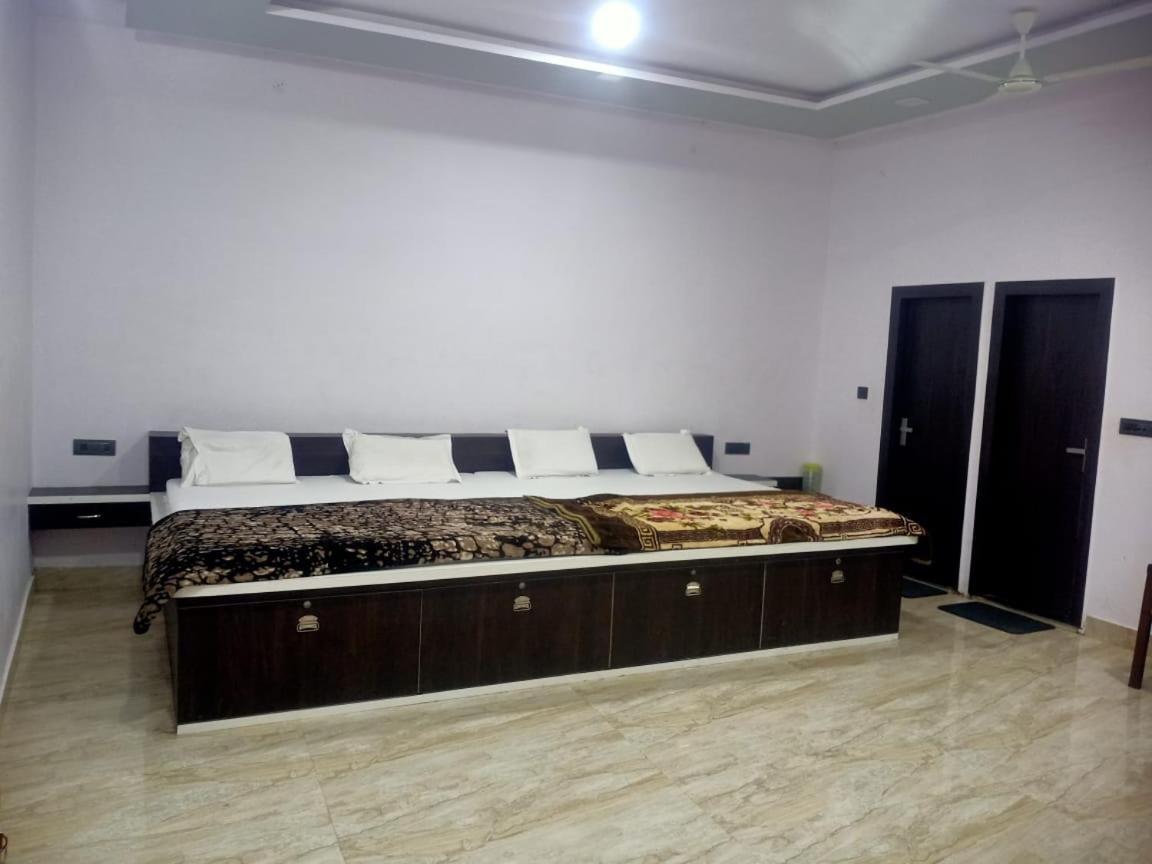 Hotel Rudra Residency Near Railway Station มถุรา ภายนอก รูปภาพ